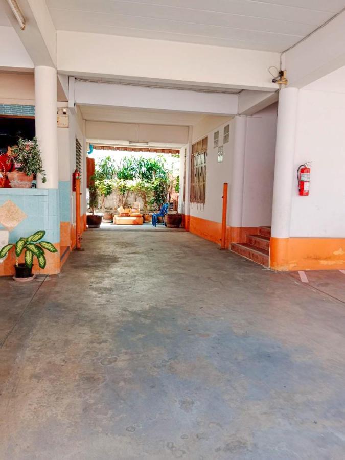 Airport Convenience Inn: Breakfast & Quick Transit Access Bangkok Exterior photo